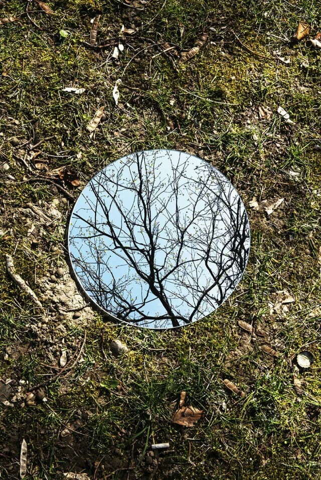 摄影师 sebastian magnani 的这组作品,使用放在地上的圆镜子拍摄.