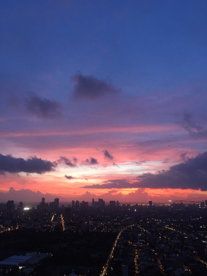 天空异常美丽! 身在马尼拉,每在傍晚看美丽晚霞好幸福!