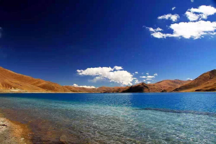 青藏高原是众多大河的发源地.这些河流一路…-堆糖