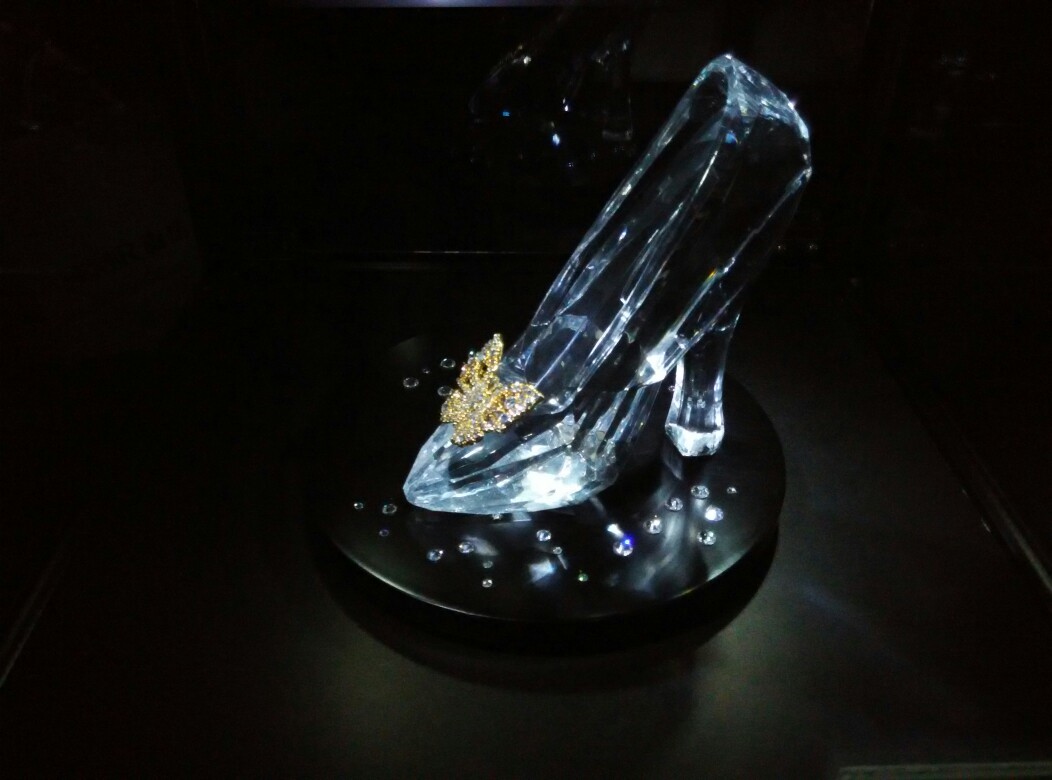 灰姑娘上映时电影院的水晶鞋模型