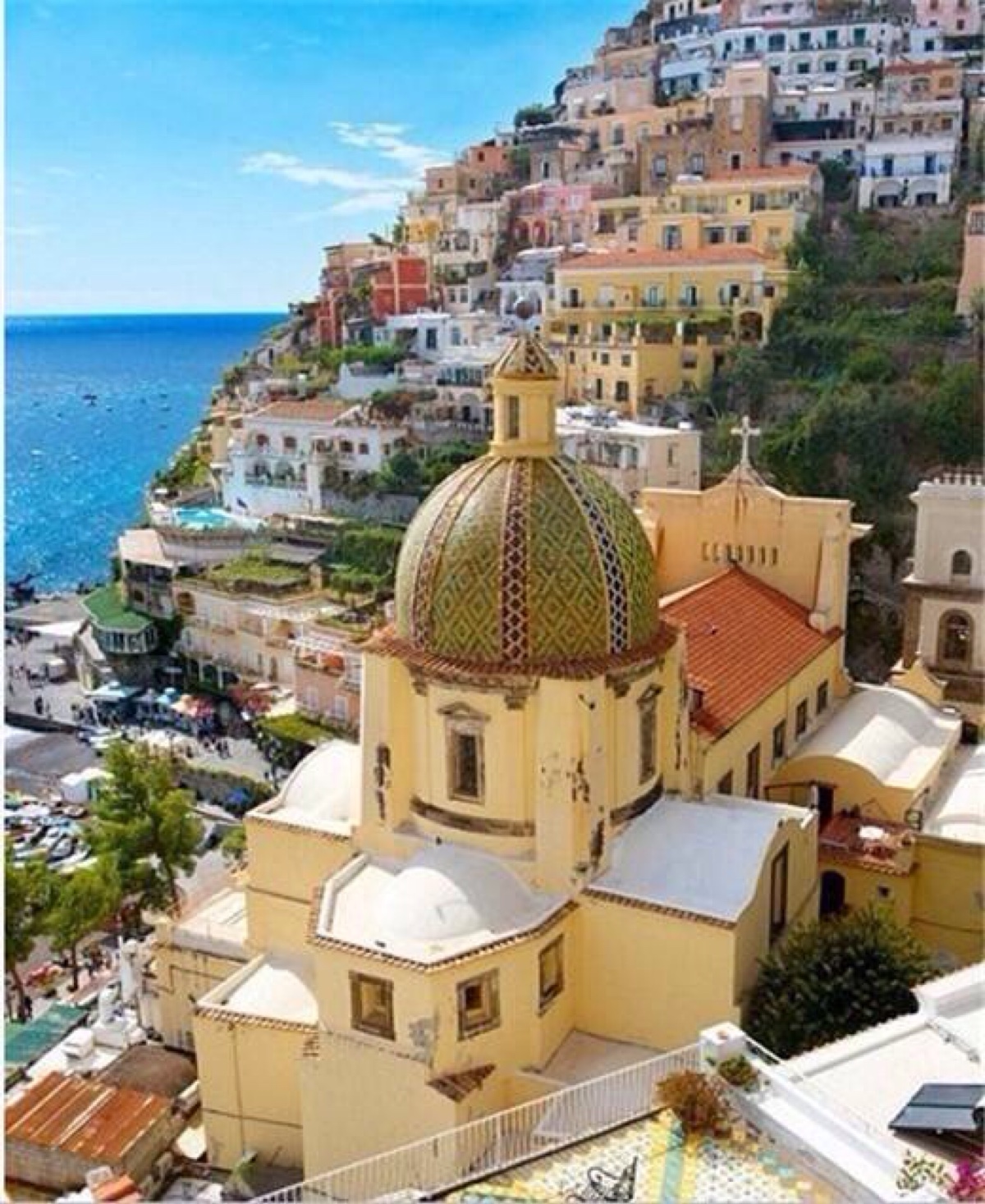 "南意大利地中海风格"的建筑特色是,拱门与半拱门,马蹄状的门窗.