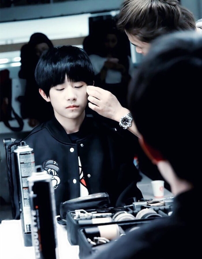 易烊千玺 闭着眼睛让化妆师上妆的样子,很乖#tfboys#少年盛世