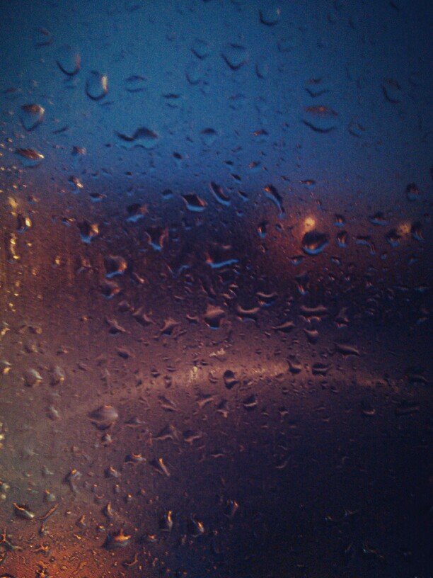 下雨的窗外