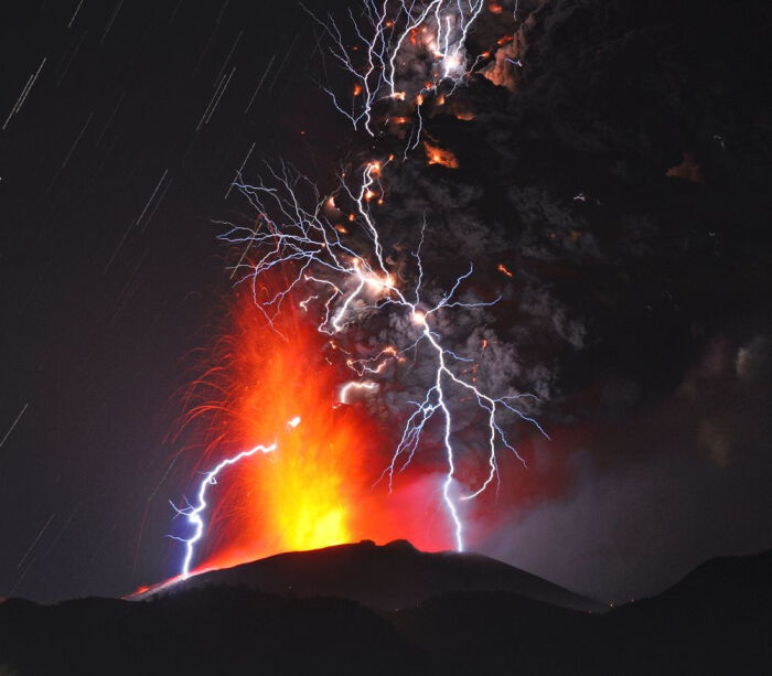 火山喷发恰巧赶上雷电