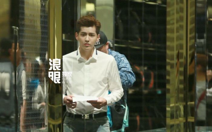 150528吴亦凡在《致青春2》剧组拍摄某场戏.