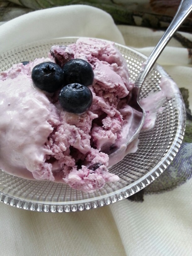 【蓝莓冰淇淋 没有冰淇淋机充分搅拌,不细糯有冰碴,也挖不成球,即使