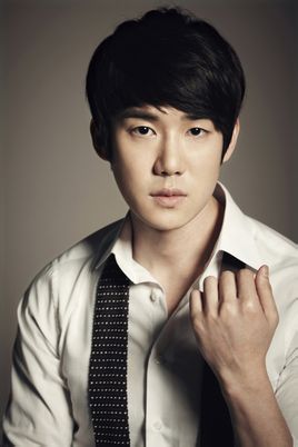 柳演锡(,yoo yeon-seok),1984年4月11日出生于韩国首尔,毕业于韩国