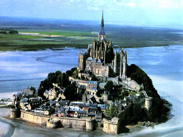 法国圣米歇尔山城堡 法国著名古迹和基督教圣地,位于芒什省一小岛上