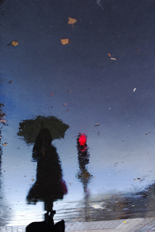 摄影师manuel plantin的雨天街头倒影摄影作品,打伞的路人