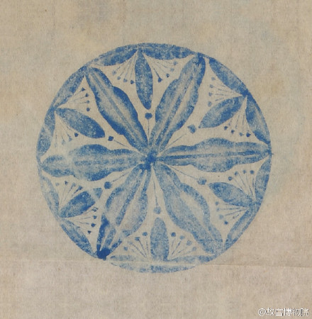 这些绣球面纹样以四时花卉和吉祥纹样入画,以宝蓝色和白色颜料绘制