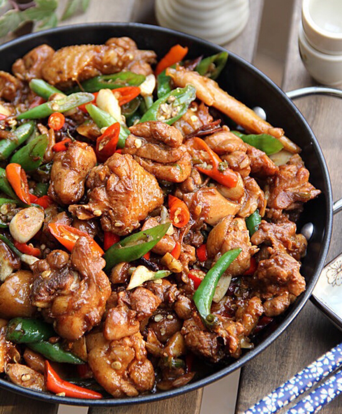 【干煸辣子鸡】材料:肉鸡半只,杭椒,小米椒,花椒一把,丁香1个,干红