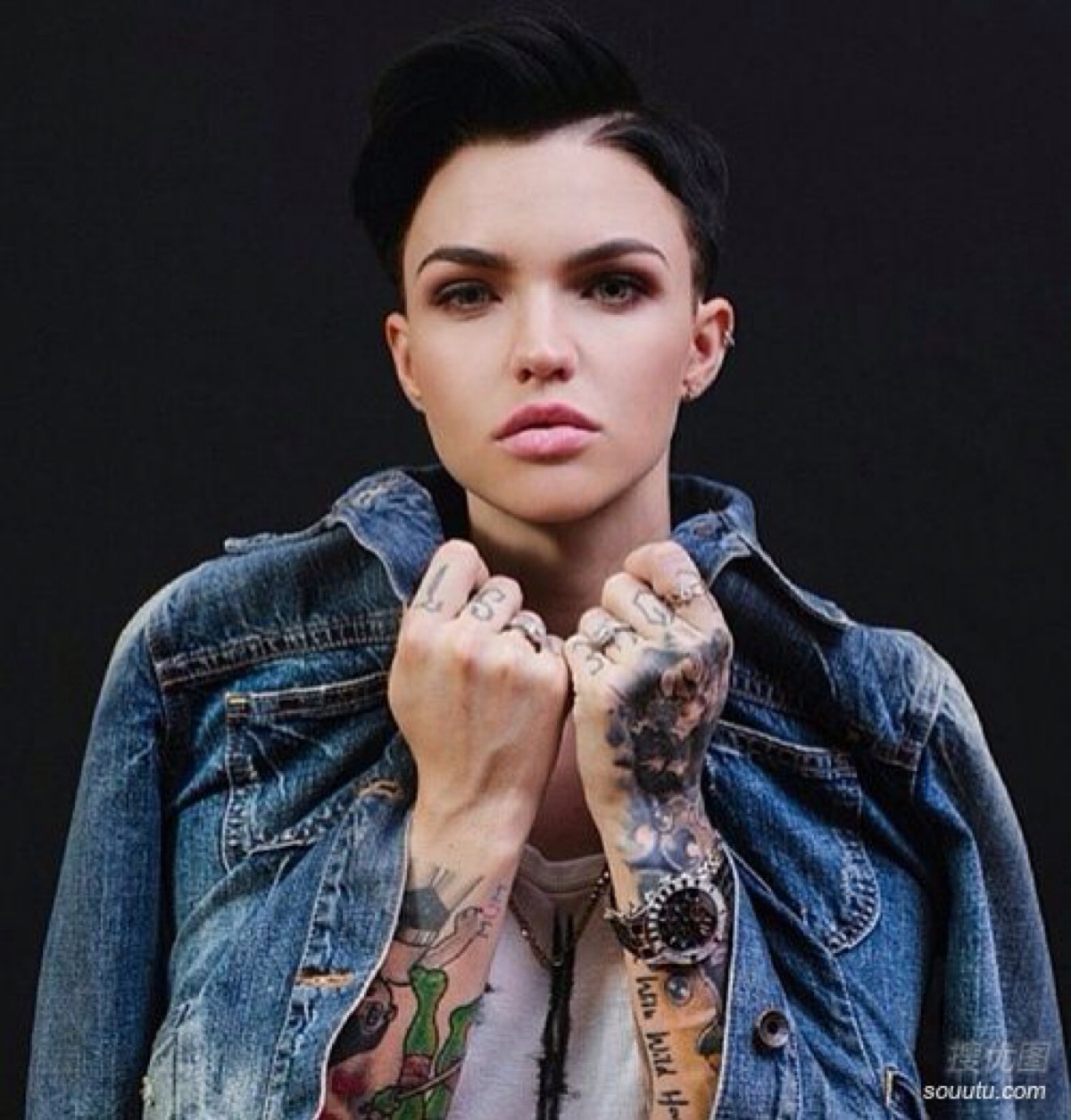 鲁比·洛斯 (ruby rose) 是那种可以冷艳性感也可以中性帅气的美女,她