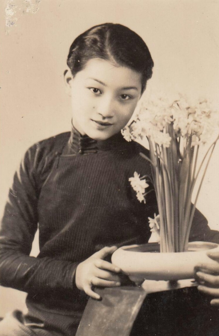 袁美云,浙江杭州人,原名侯桂凤,1917年出生1999年2月19日逝世.