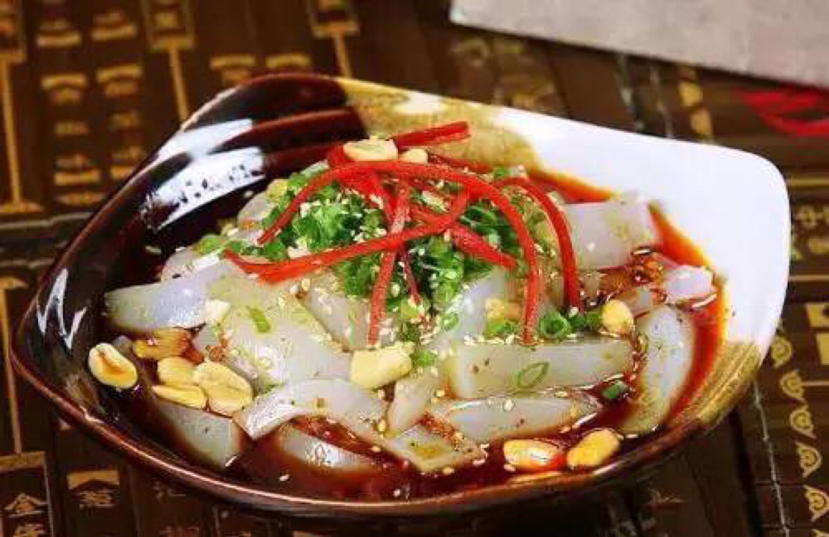 【家常凉拌凉粉】用料:凉粉,熟花生米,香菜,葱花,大蒜,鲜贝露,糖,盐