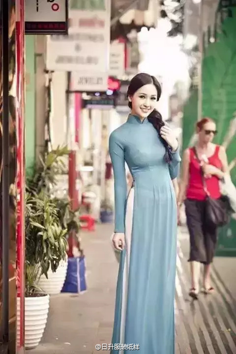 奥黛(ao dai),类似于中国旗袍的越南的传统服装.