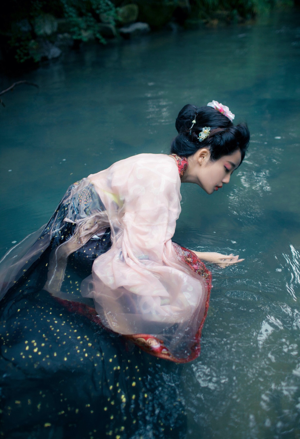{汉服,影公子,美人仰卧,川水}《苏幕遮·露堤平》年代:宋 作者