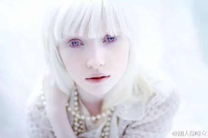 乌克兰的白化病模特nastya zhidkova,雪白的皮肤,雪白的睫毛,紫粉色的