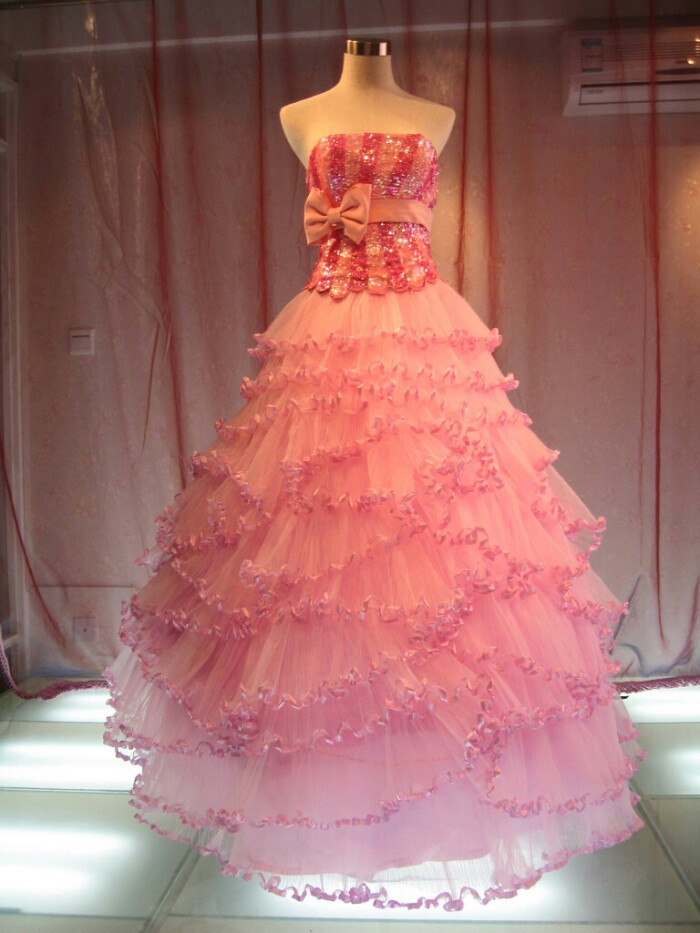 粉色的婚纱礼服