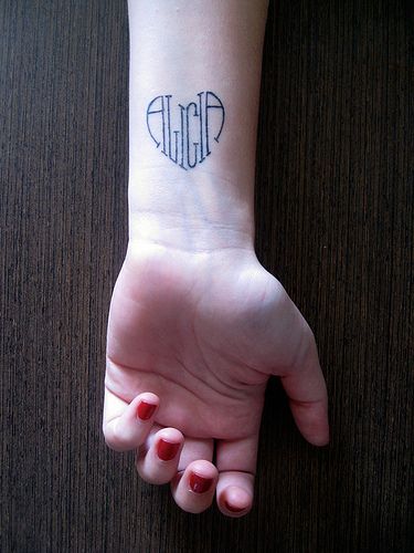 手腕爱心字母设计纹身