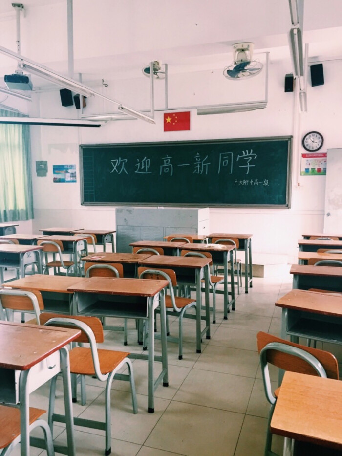 不忘时光里的校园#回学校拿毕业证书,结果教室桌椅变样,黑板上的字不