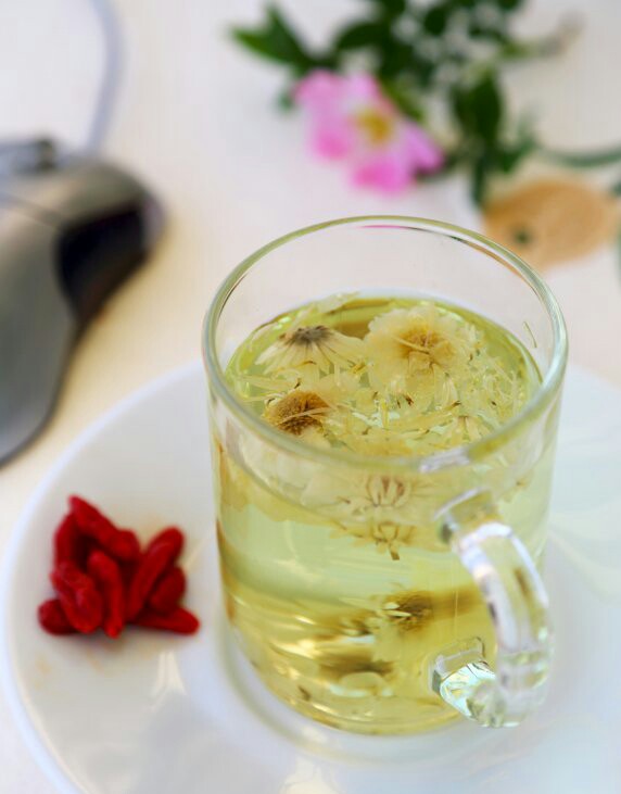 取菊花几朵入玻璃杯中.3.冲入开水.4.立即倒掉茶水.