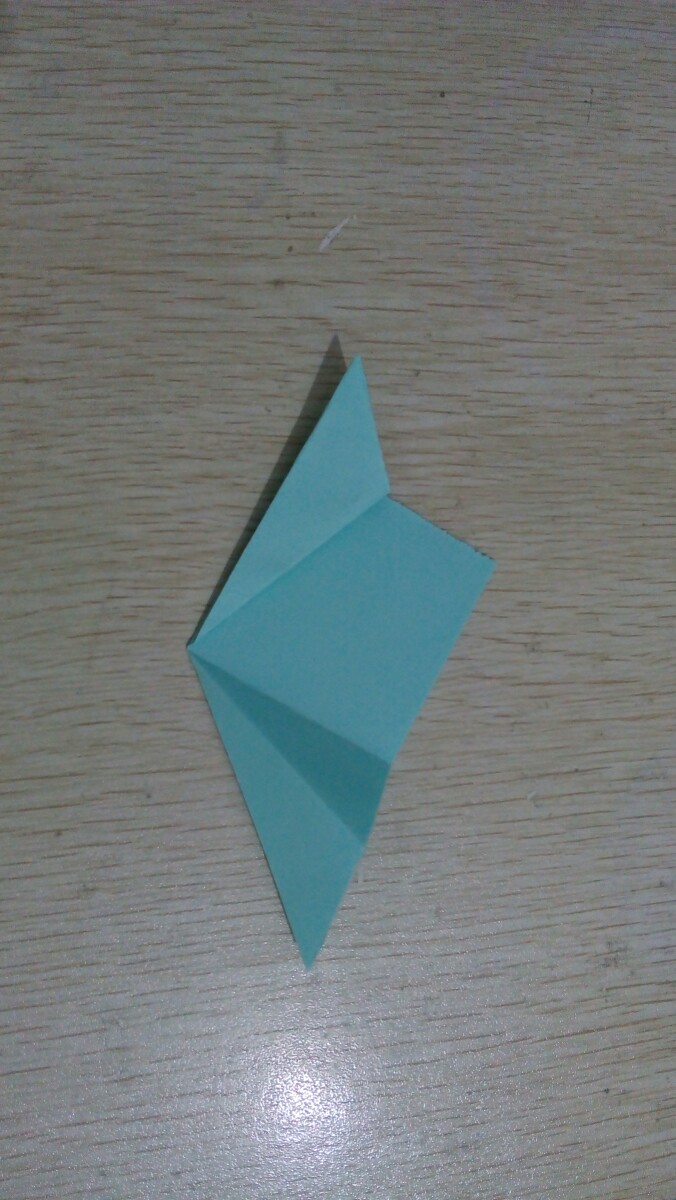 将折好的彩纸展开成原来的三角形