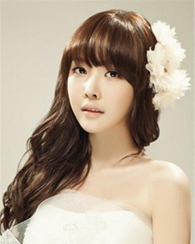 韩式齐刘海新娘发型推荐三 谁说新长发新娘一定要将头发盘起来呢?