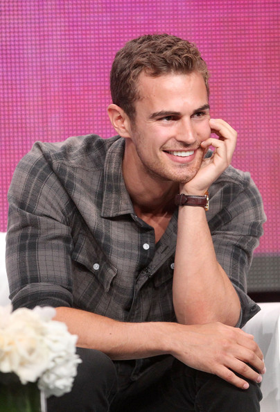 提奥·詹姆斯 theo james