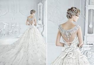 这件婚纱是世界上最多钻石的一件婚纱.