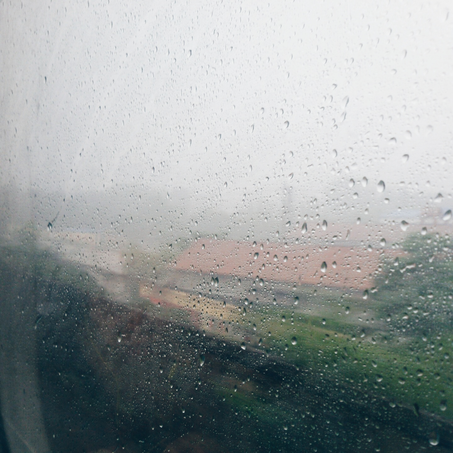 火车上看雨