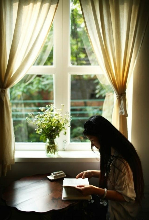 坐在清晨的窗边,伴着晨曦和鸟鸣,阅读一本好书,惬意的一天随之而来