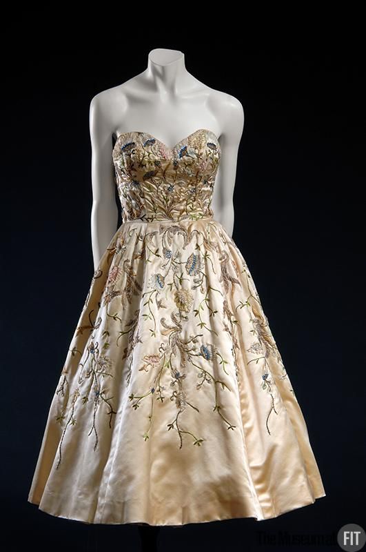 迪奥晚礼服象牙丝绸缎.从1951花是一致的主题