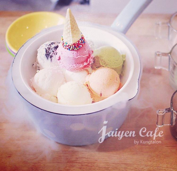 韩国jaiyen cafe新推出的彩色冰淇淋球 色彩看起来好舒服(ω)