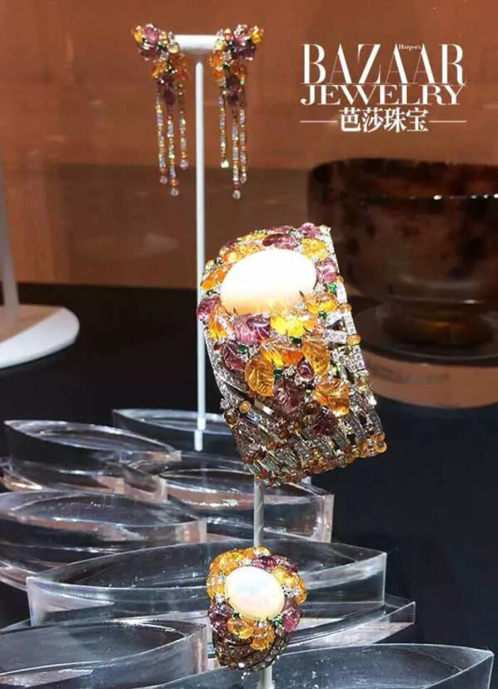 色泽上偏白色调而非蓝色,旁边搭配不同颜色的石榴石和彩色蓝宝石,你