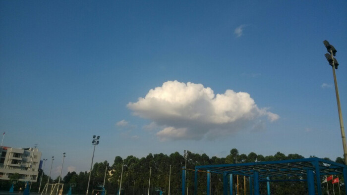 叶柠唯美图片天空云朵云彩仰望天空