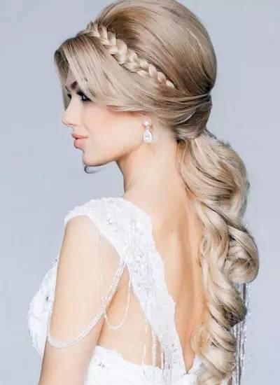 最新欧美时尚新娘发型——欧式低马尾 银色的发丝很适合欧洲人的肤色