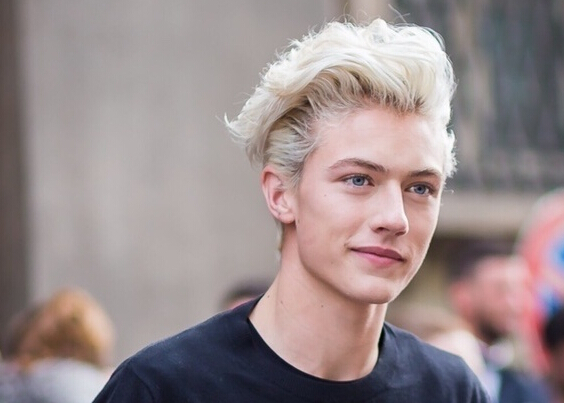 lucky blue smith,16岁(2015年),但是身高却达到 lucky blue smith