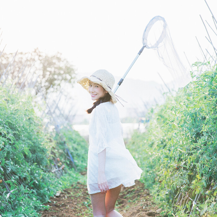 女生 旅行 旅拍 小白裙 搭配 清新 夏日 自然 阳光 草帽 麻花辫 夏天