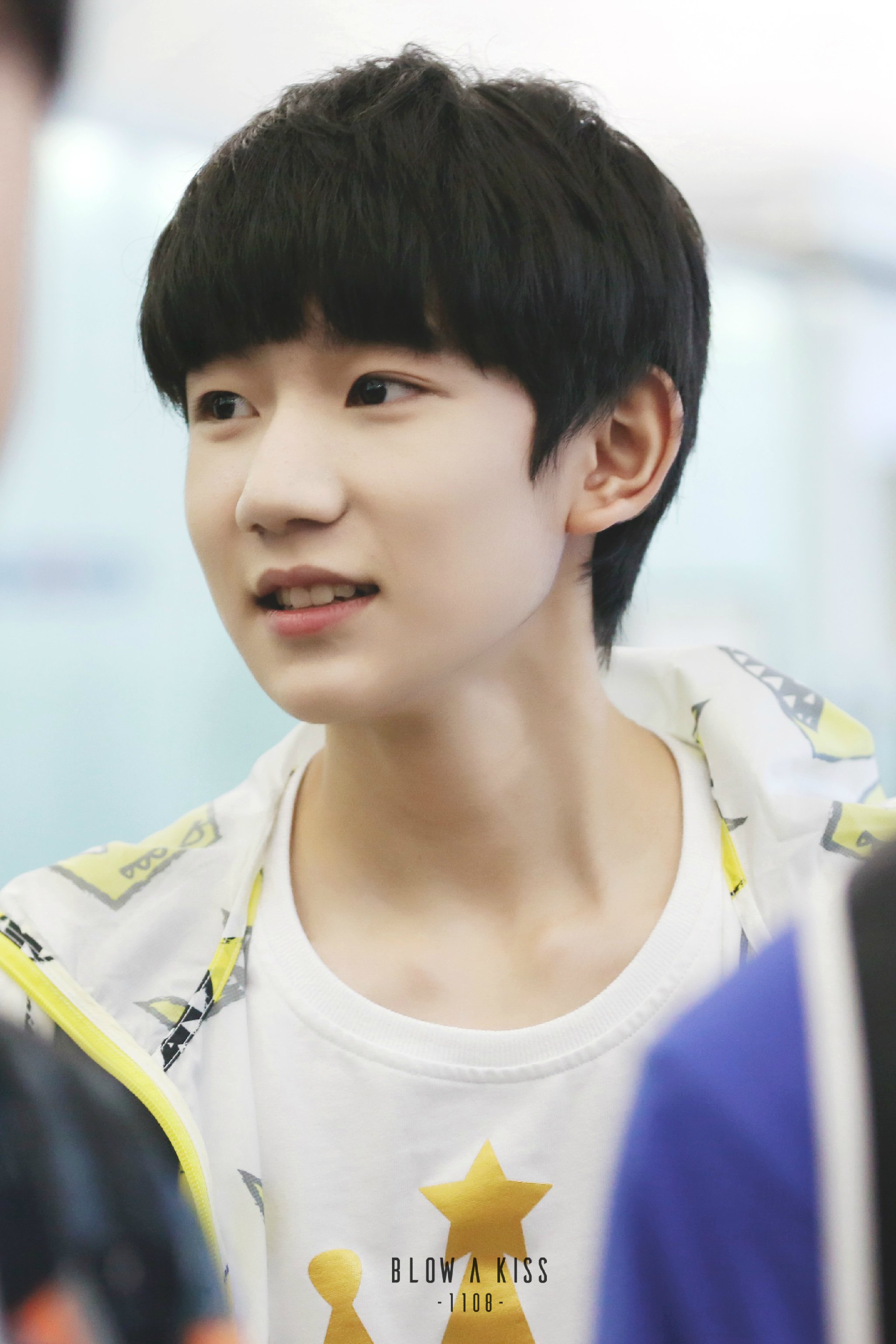 tfboys王源 150720 重庆赴香港 cr:blowakiss1108