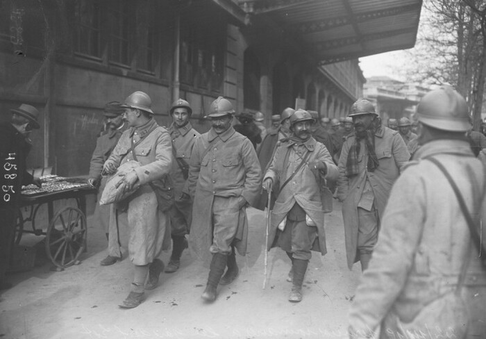 从前线阵地回到巴黎街头放松的法军士兵【一战, 1915年】