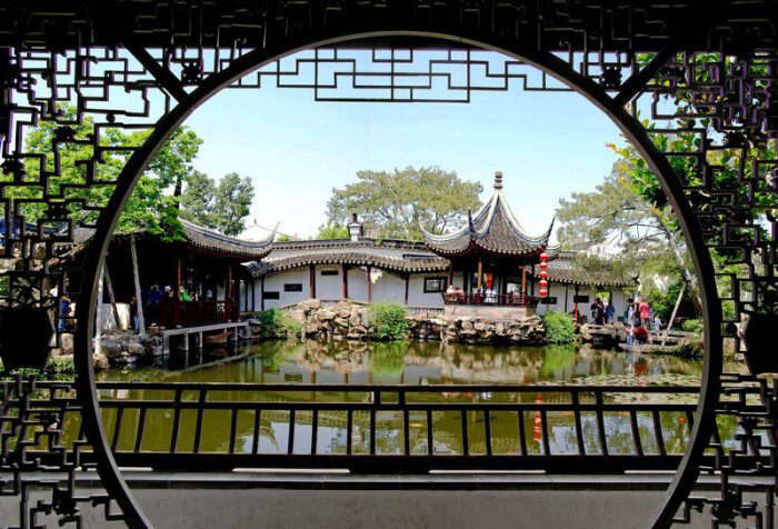 汉族古典园林中的建筑的门,窗,洞,或者乔木树枝抱合成的景框,往往把