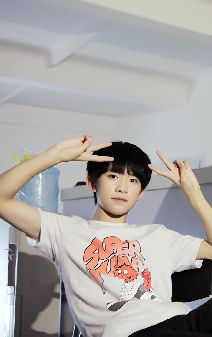 tfboys易烊千玺 #tfboys iphone手机壁纸桌面背景 高清 单人