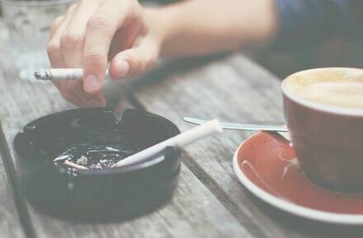 他抽烟的手