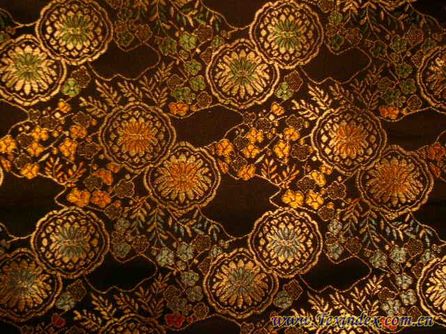 织锦缎是在经面缎上起三色以上纬花的中国传统丝织物.
