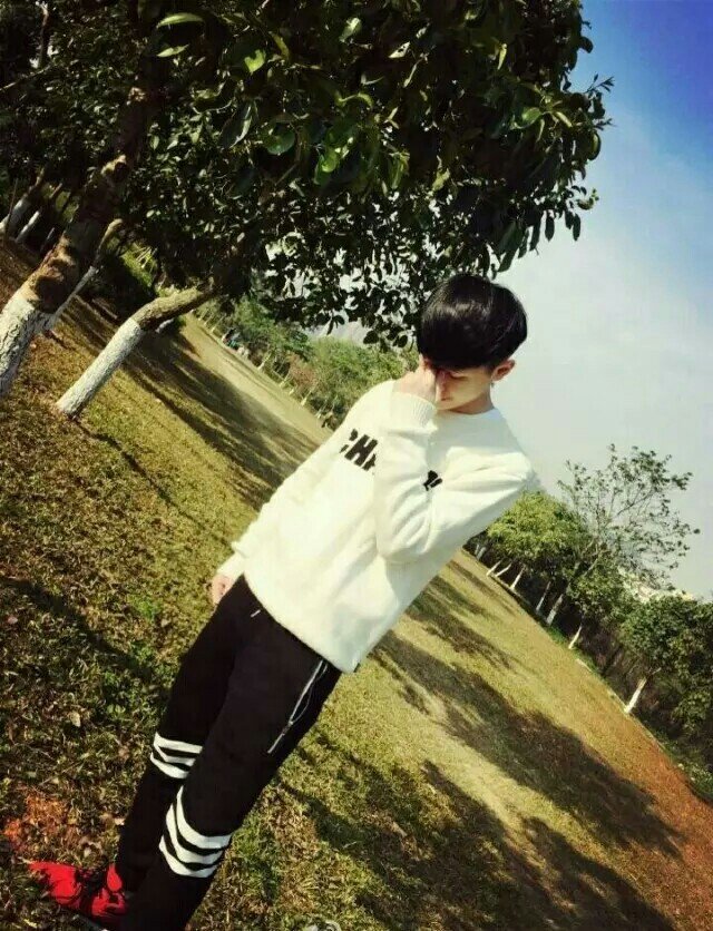 男生头像.低头.夕阳西下,户外.霸气侧漏