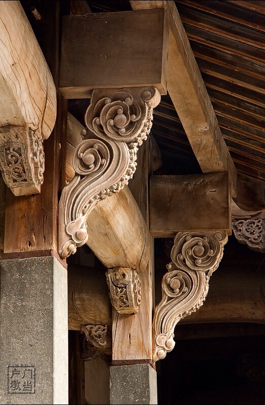 雀替 雀替是安置于梁或阑额与柱交接处承托梁枋的木构件