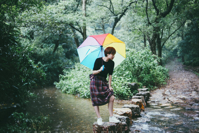 我们在雨中不管不顾的放肆摄影:洪小漩出镜:安生我问你,你想要先出哪