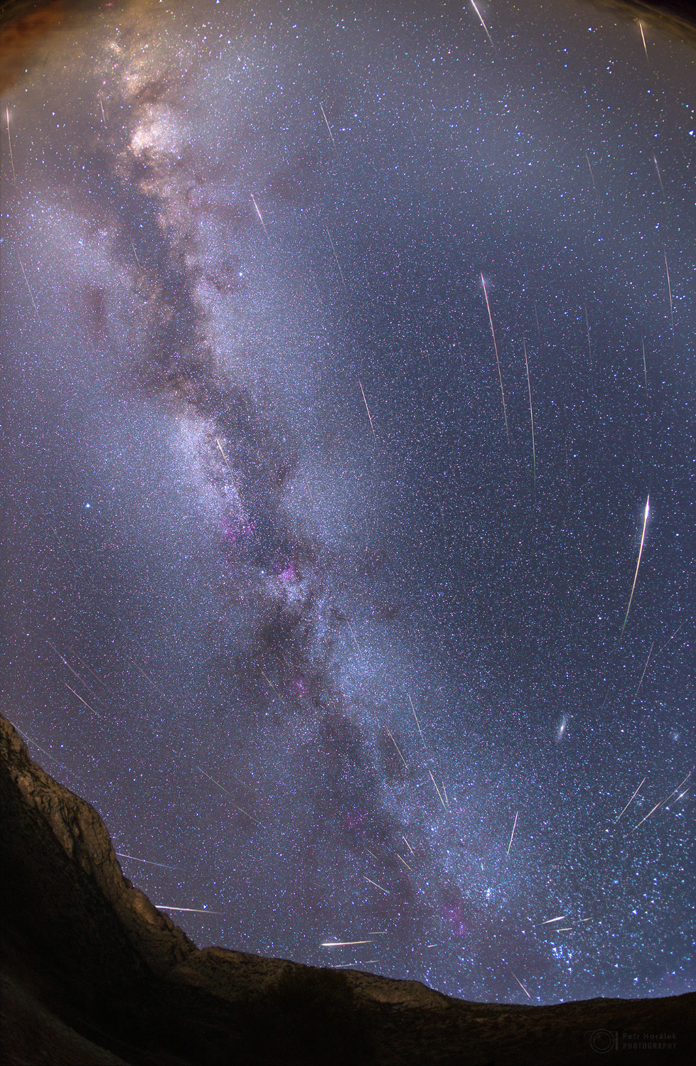 流星和银河 ,67颗英仙座流星掠过黯淡黄道光和银河前方,2013年8月14日