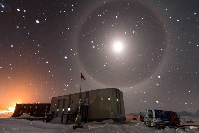 nasa每日天文学照片: a blue moon halo over antarctica 南极洲上空