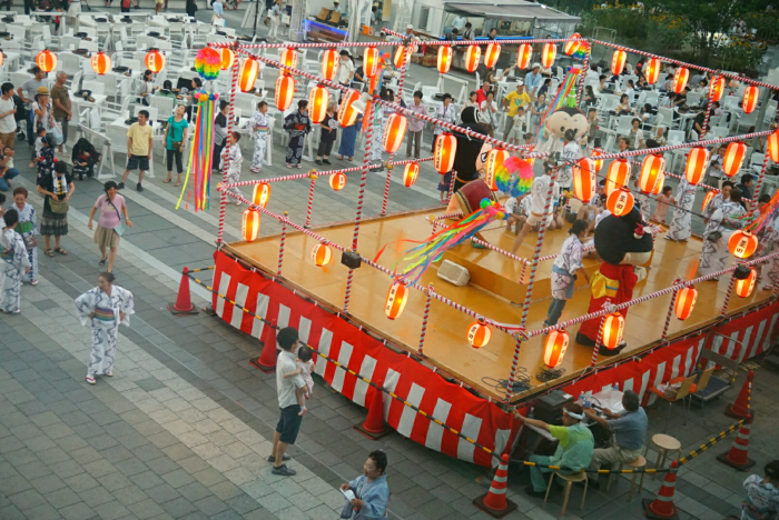 东京晴空塔下的祭典,所有人穿着浴衣围着舞台跳舞